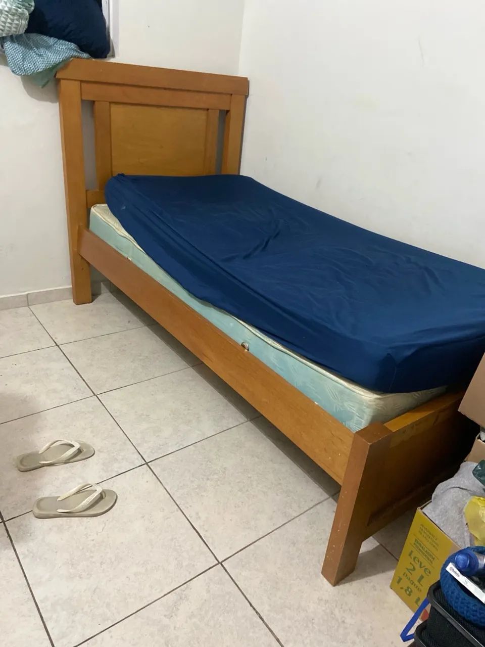 Cama de solteiro em madeira