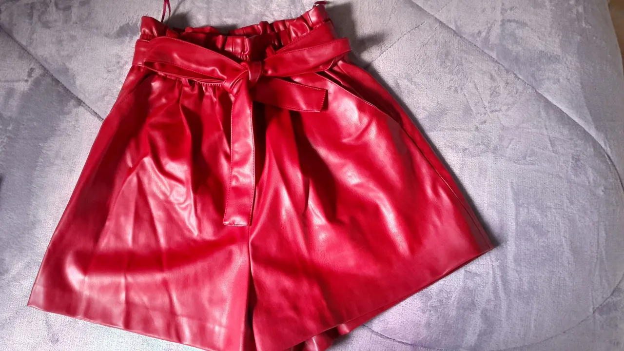 Shorts de couro vermelho com cinto