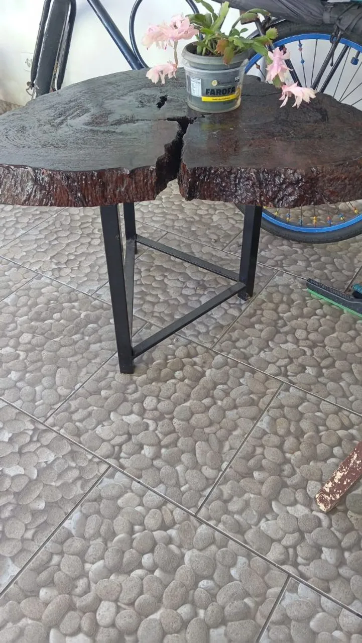 Mesa de madeira rústica com design único