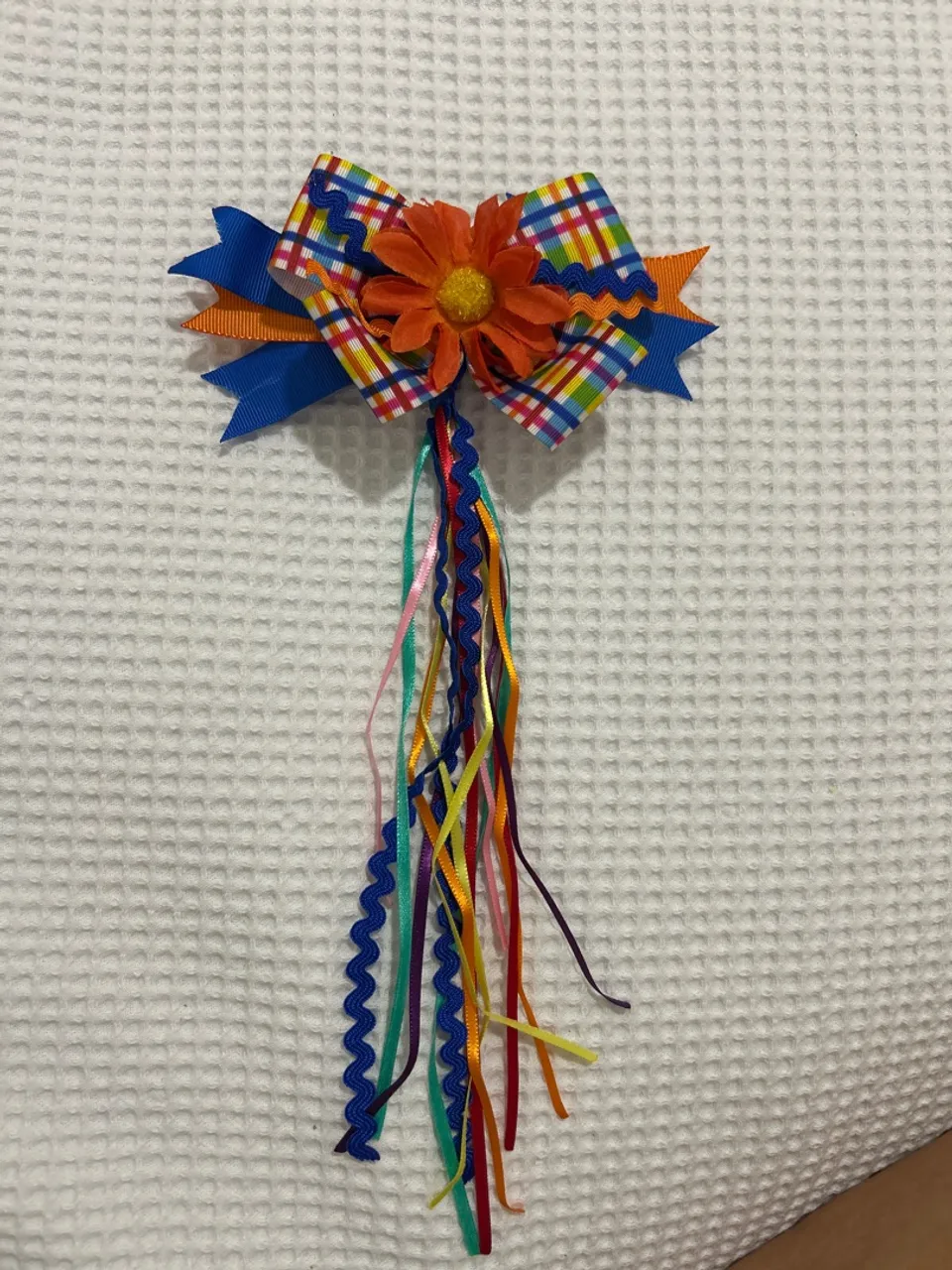 Laço de cabelo infantil com fitas coloridas