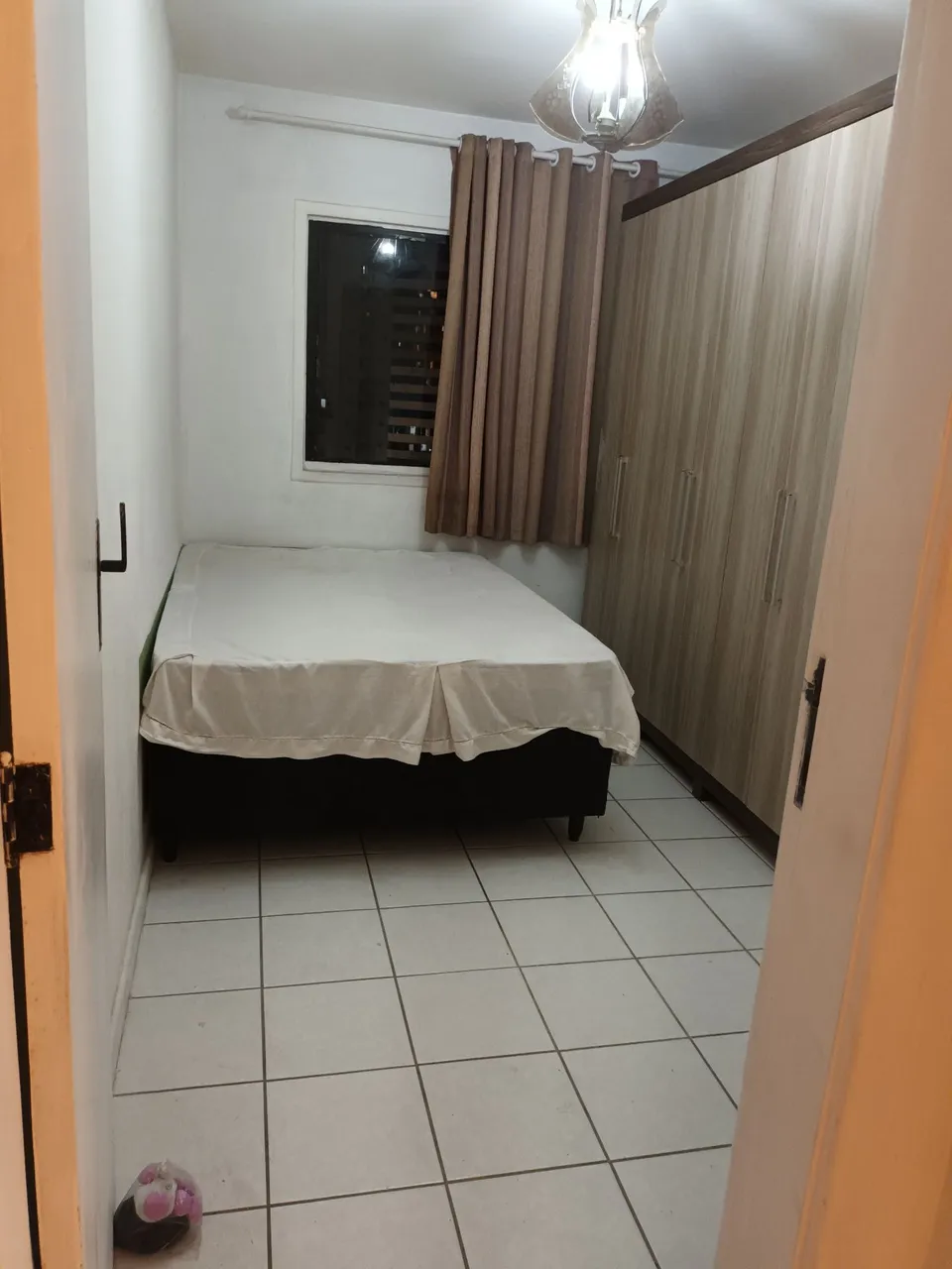 Alugo um quarto para moça em frente ao shopping jardins