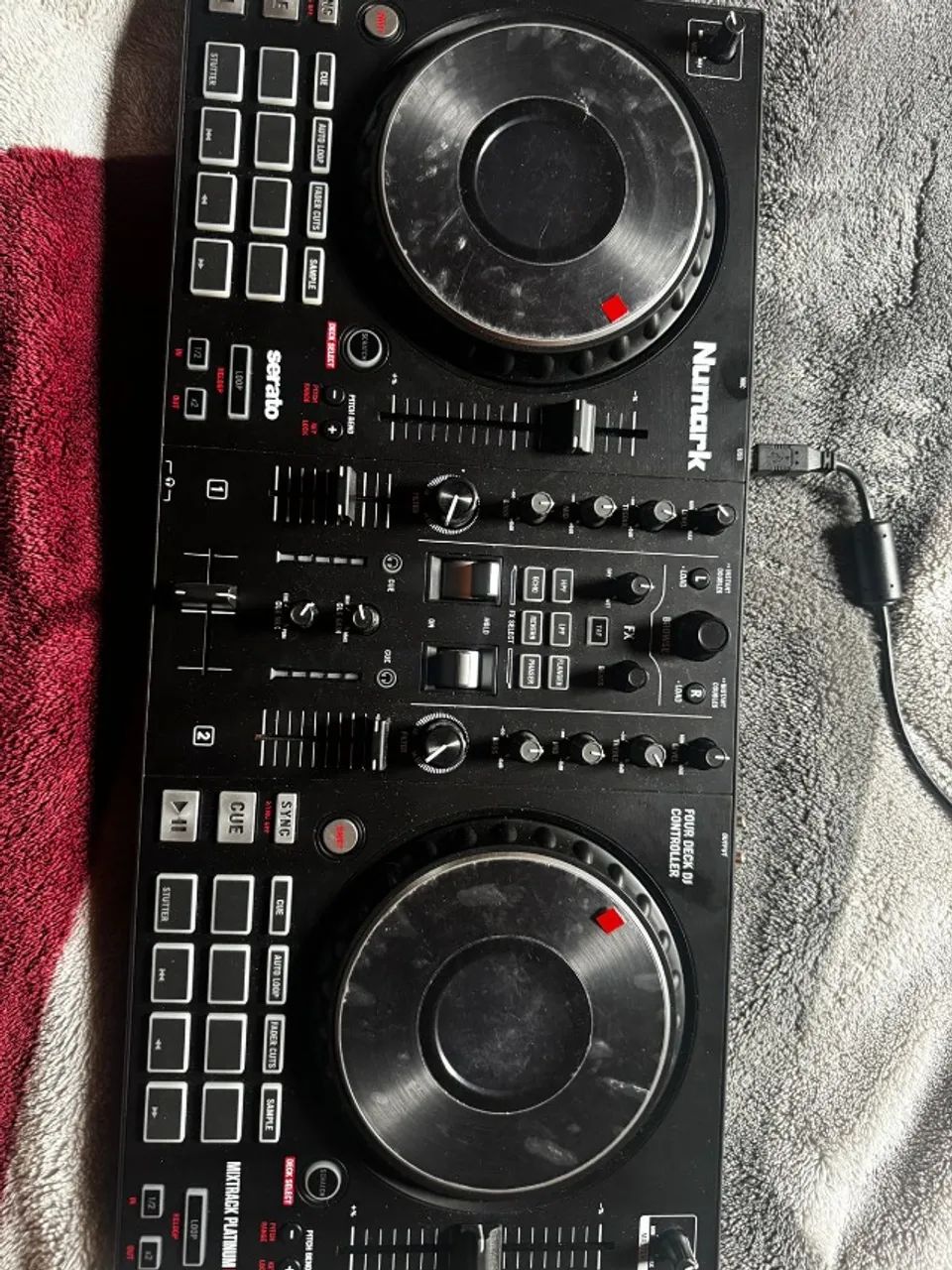 Controlador DJ Numark Mixtrack Platinum FX cor Preto - Foto 2