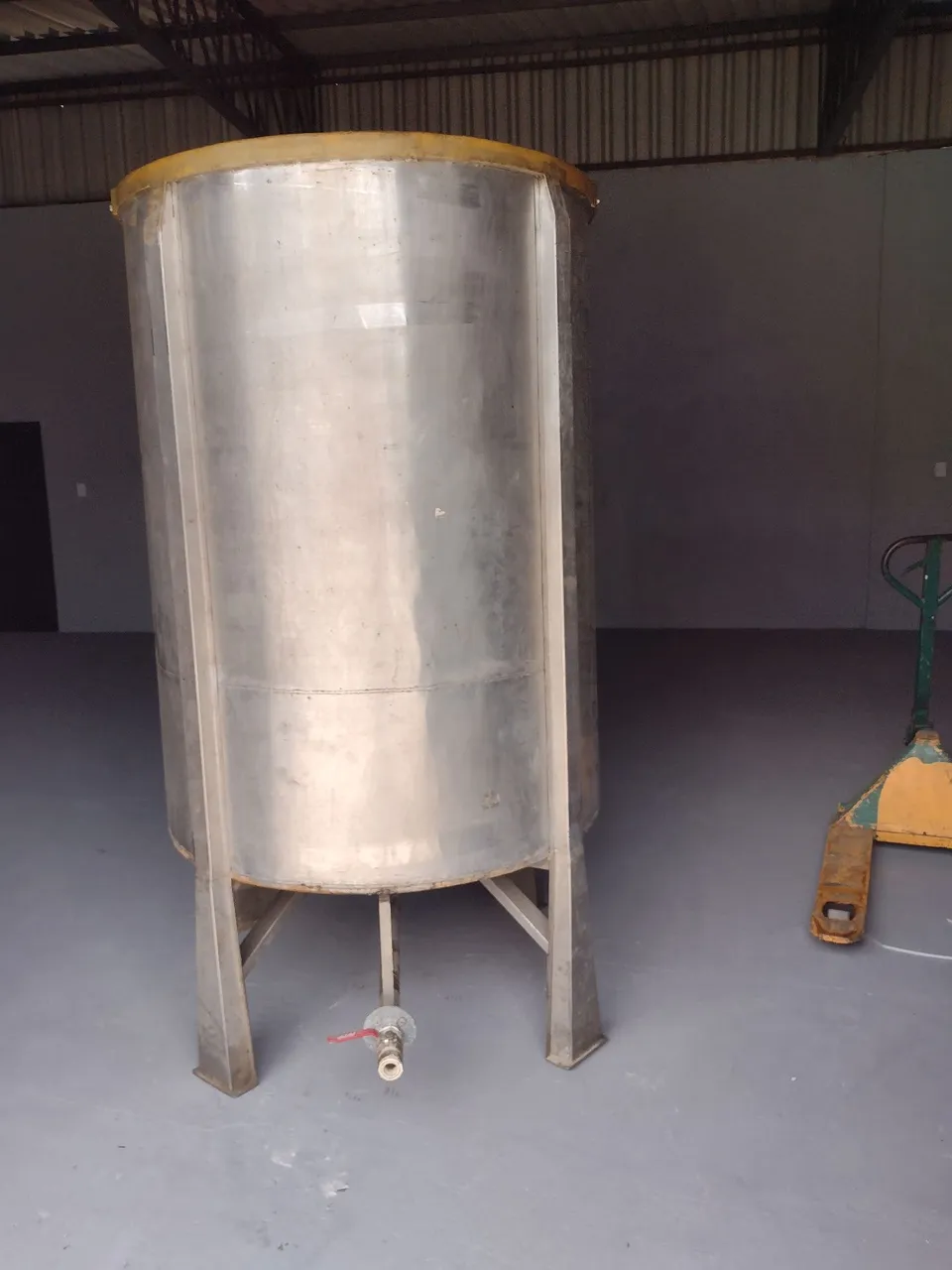 Tanque de Aço Inox para Indústria 2.000 litros e motor de 3 CV com pás em inox.