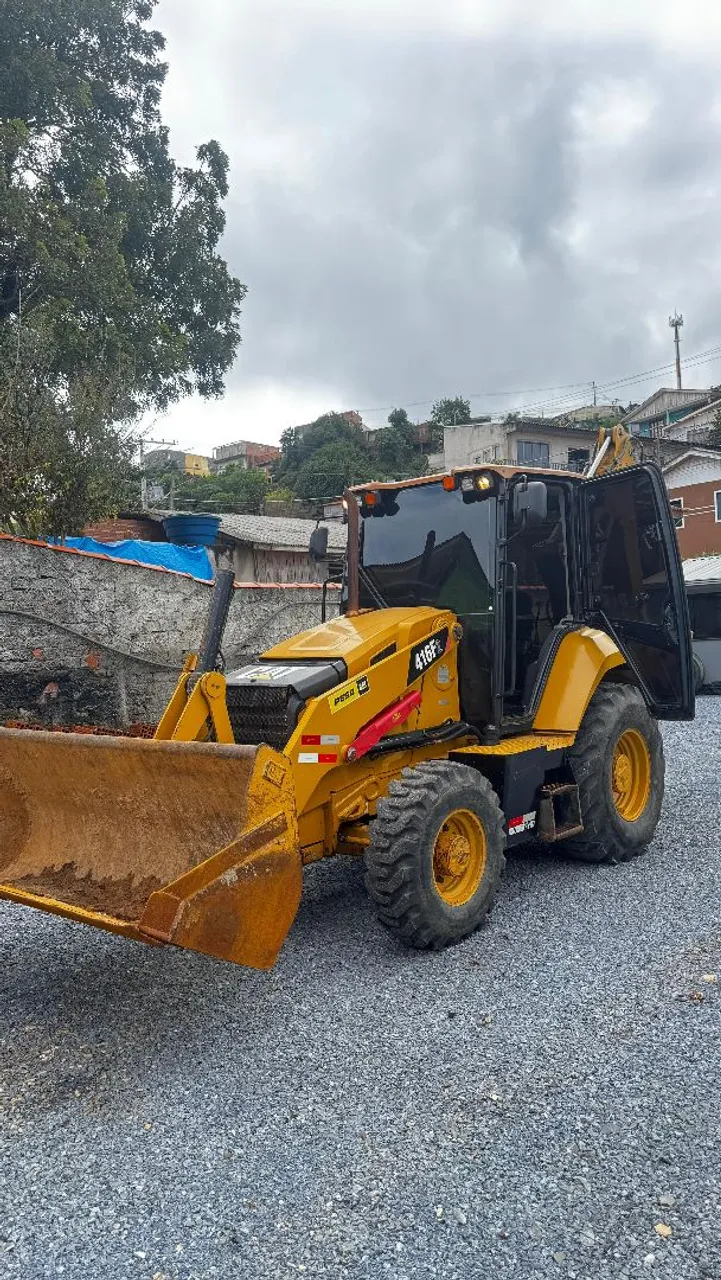 Retroescavadeira Caterpillar 416F2
