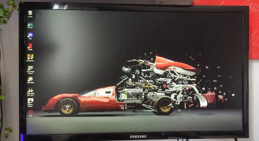 Monitor 24" FHD, 1 ms, com capacidade de rodar vídeos em 4k.