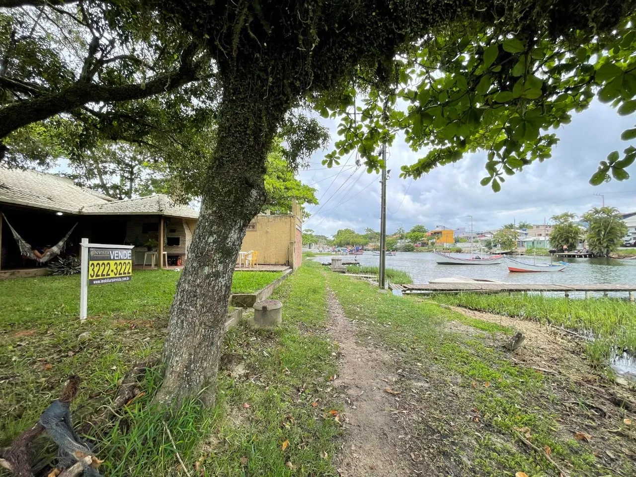 À venda no Canal da Barra da Lagoa! Casa com edicula, Kitnets para rentabilidade mensal, 6