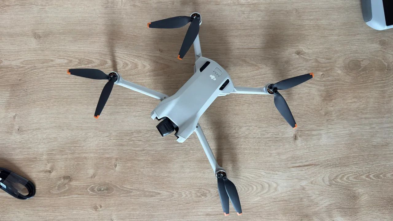 Drone DJI MINI 3 com controle de tela muito novo - Foto 3