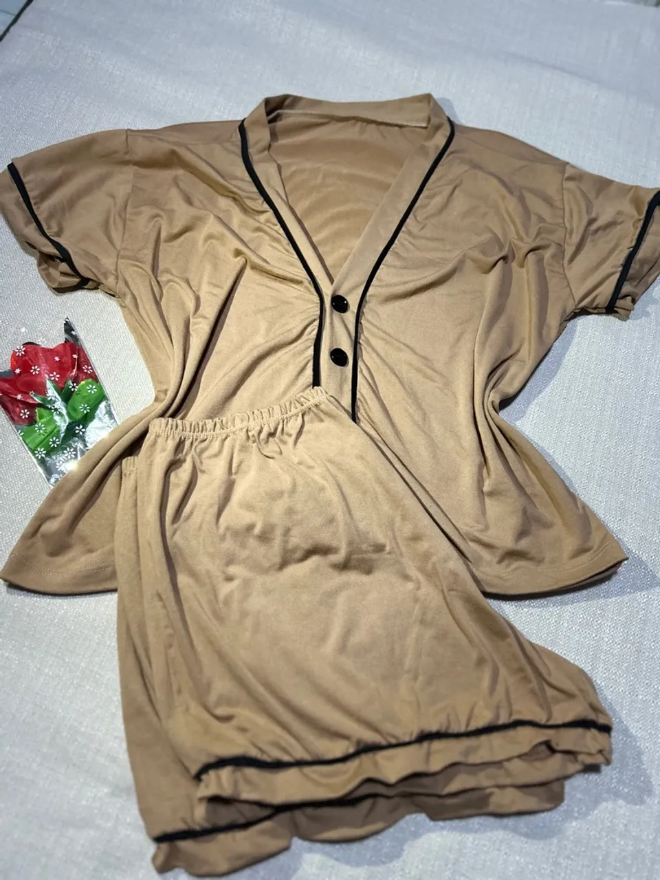 Baby doll Americano bege com detalhes pretos