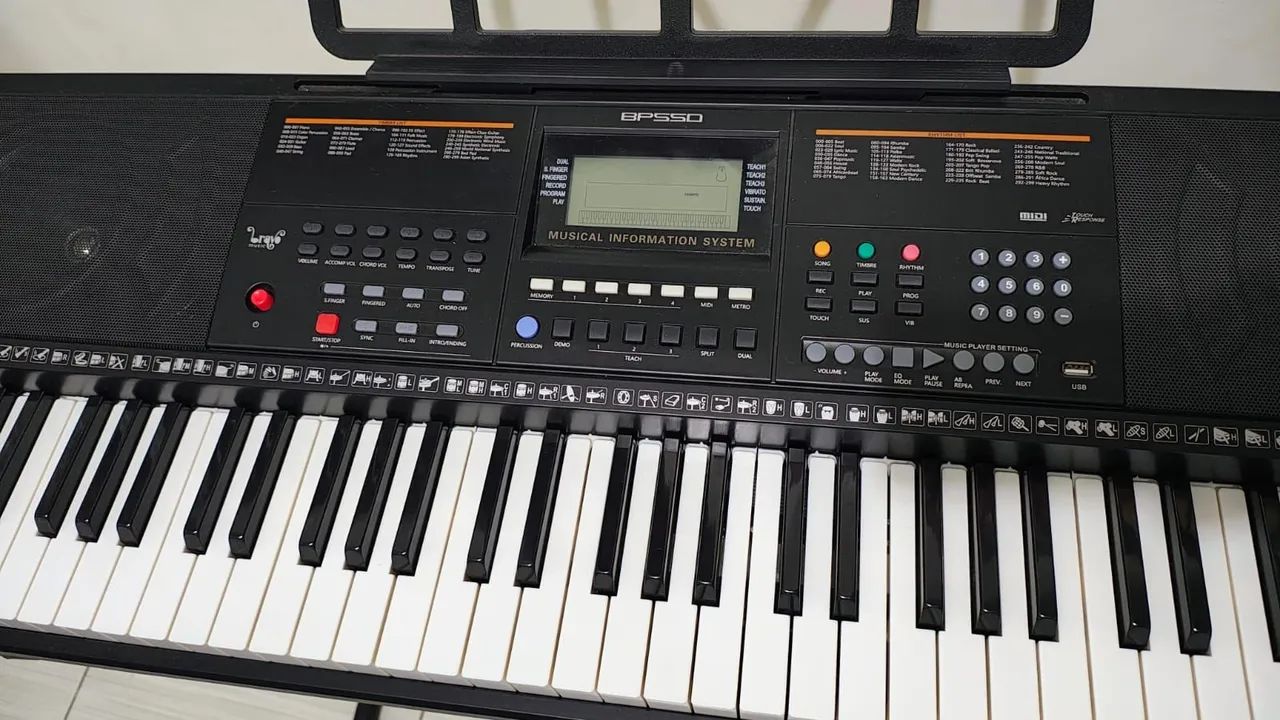 Teclado Musical Bravo Bp550 Teclas Sensitivas USB Midi Kit com pedal capa e Suporte. - Foto 3
