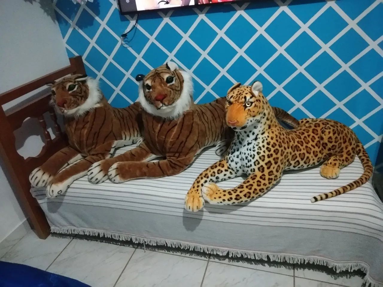 Pelúcias de animais: 2 Tigre e 1 onça pintada