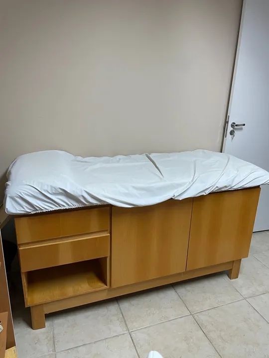 Mesa de Exame em Madeira - Ótimo estado!