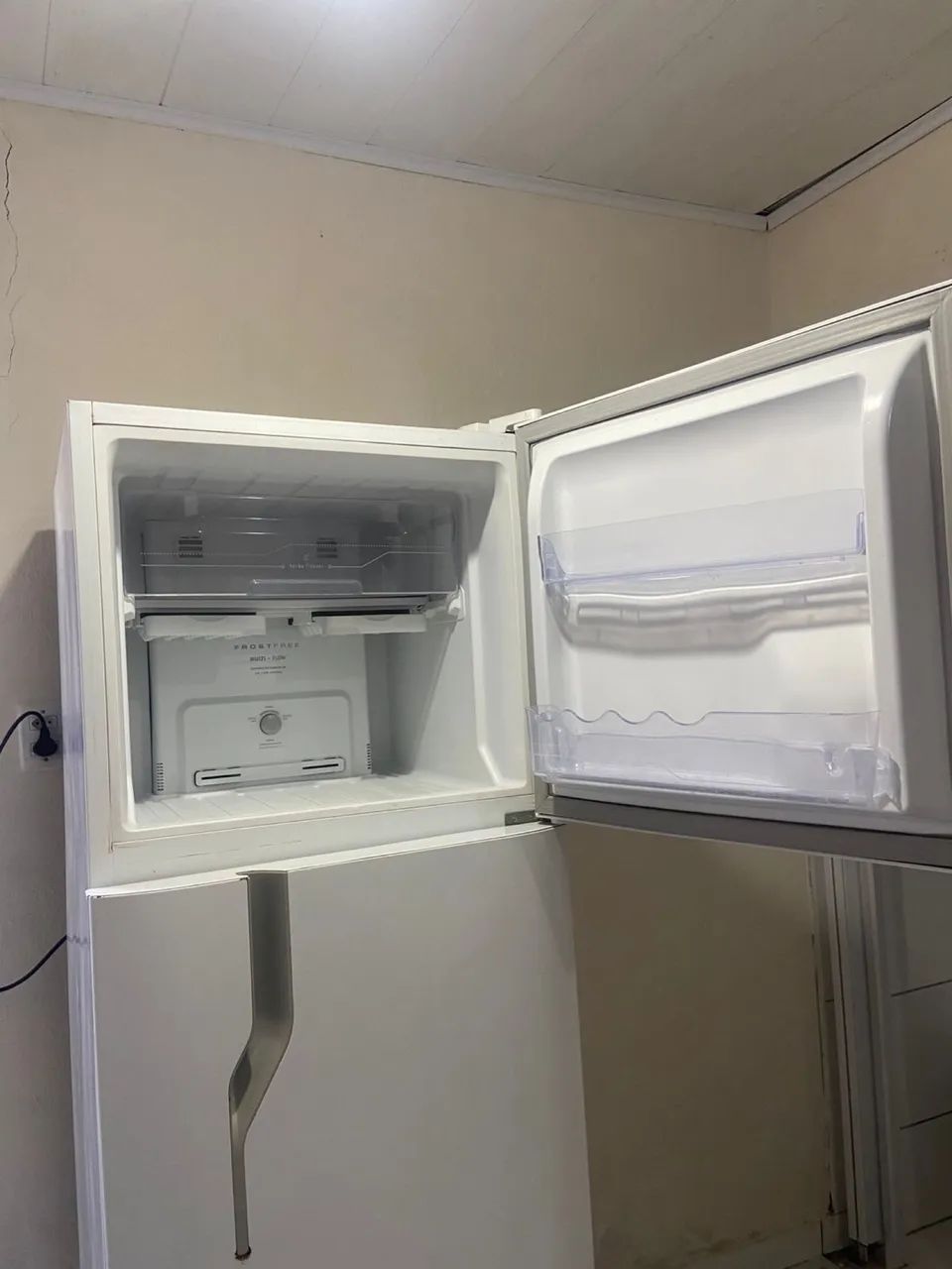 GELADEIRA FROST FREE BEM CONSERVADA - Foto 2