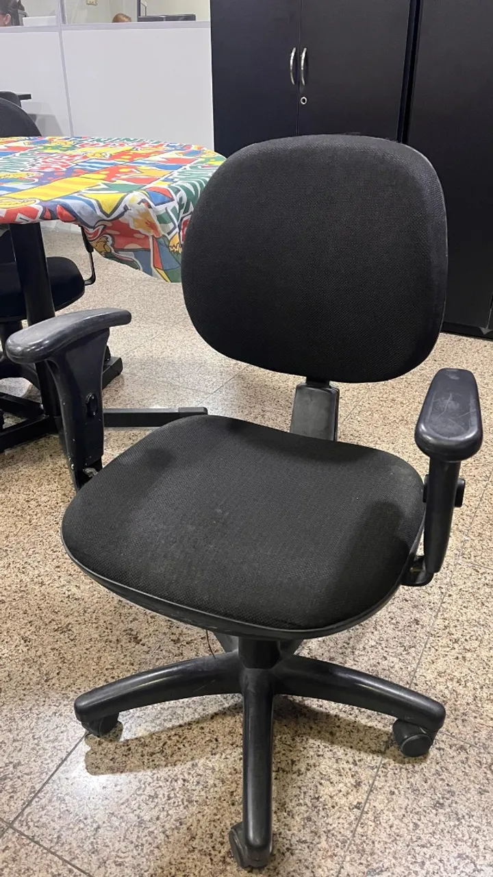 Cadeira de Escritório Ergonômica Giratória em Ótimo Estado