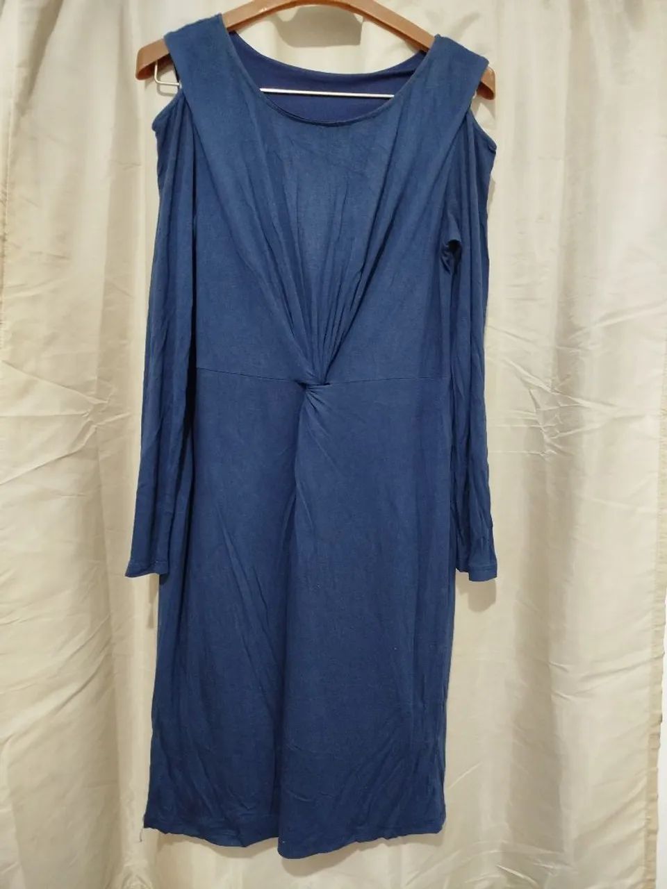 Vestido azul com detalhes no busto