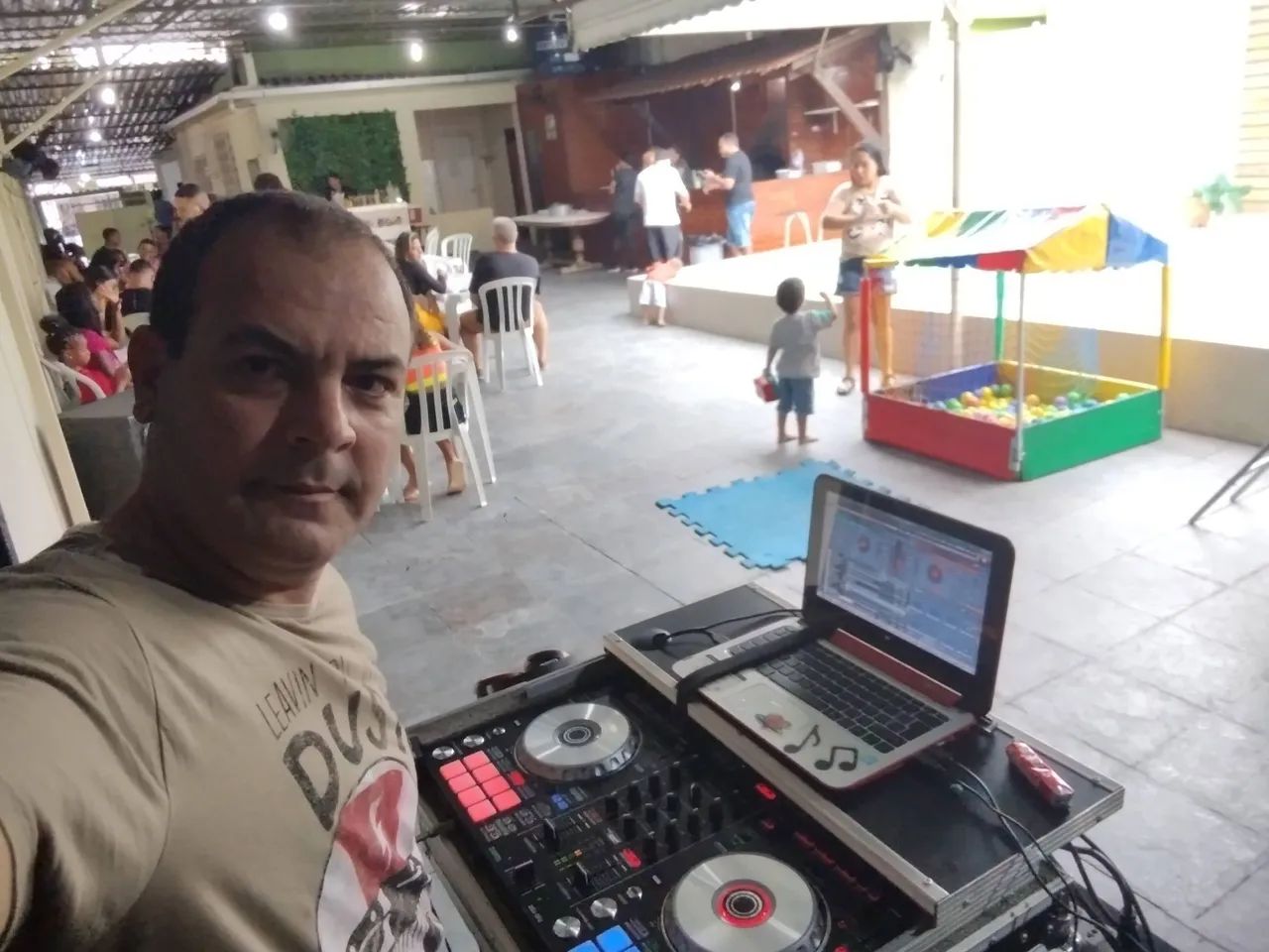 DJ SOM LUZ FUMAÇA TELAO ANIMAÇAO FOTOS VIDEOKE PISTA DANÇA CHUVA PRATA FOGOS INDOOR 