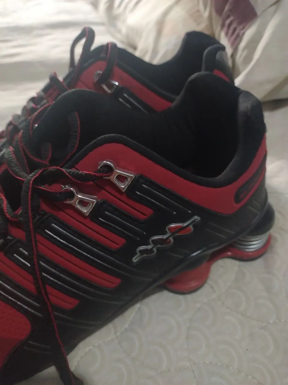 Tênis Preto e Vermelho 38
