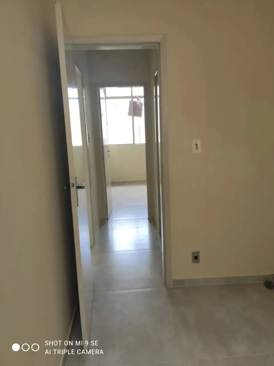 Ótimo apto de 2 quartos com piso porcelanato, sala com sacada com piso porcelanato, banhei - Foto 5