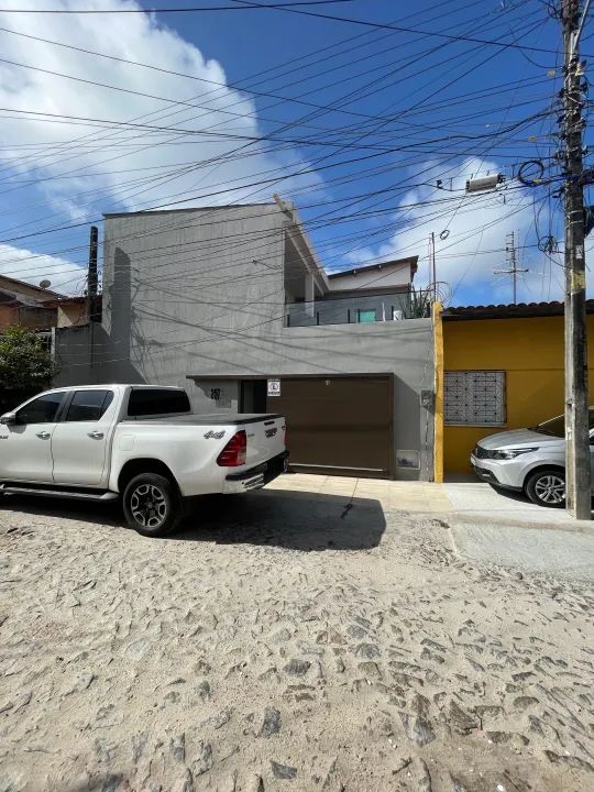 Casa duplex na Cidade 2000, próximo a Praça principal. Com kitnetes já locados.