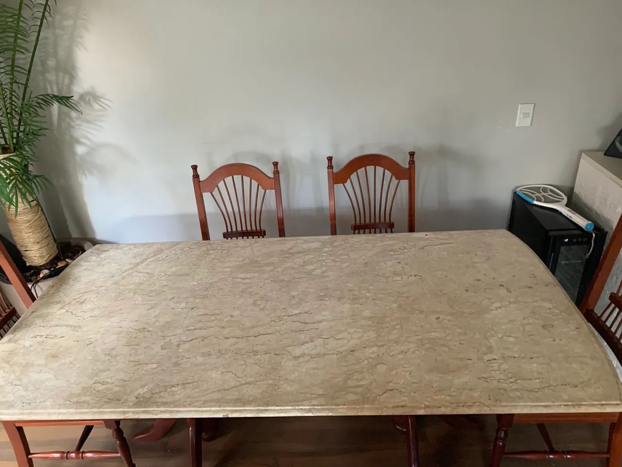 Mesa de madeira maciça, tampo de mármore  - Foto 2