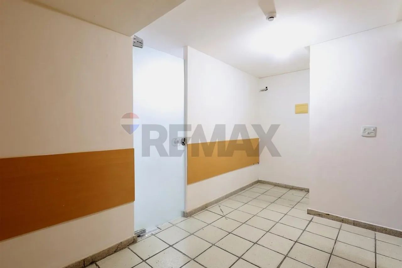 Sala comercial gigante com 102m quadrados, 3 lavabos, copa, e várias pequenas salinhas - Foto 3