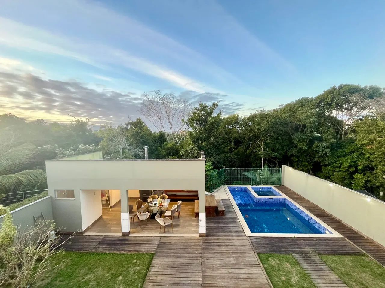 CASA TRIPLEX COM FUNDO PARA RESERVA