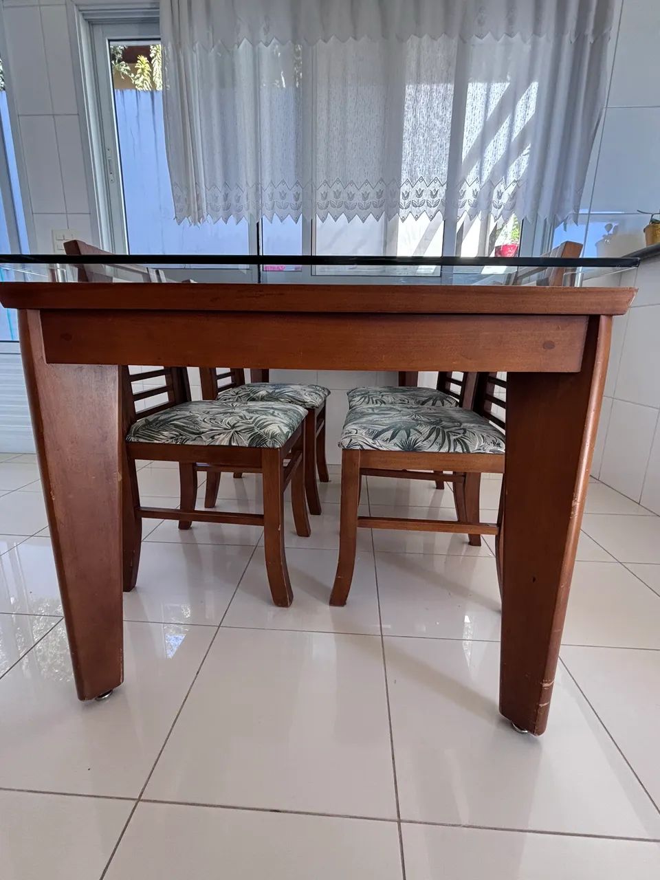 Mesa de jantar em madeira com 5 cadeiras - Foto 5
