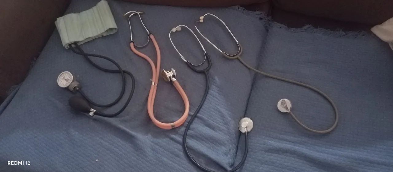 Vendo estetoscópio e um medidor de pressão  - Foto 2