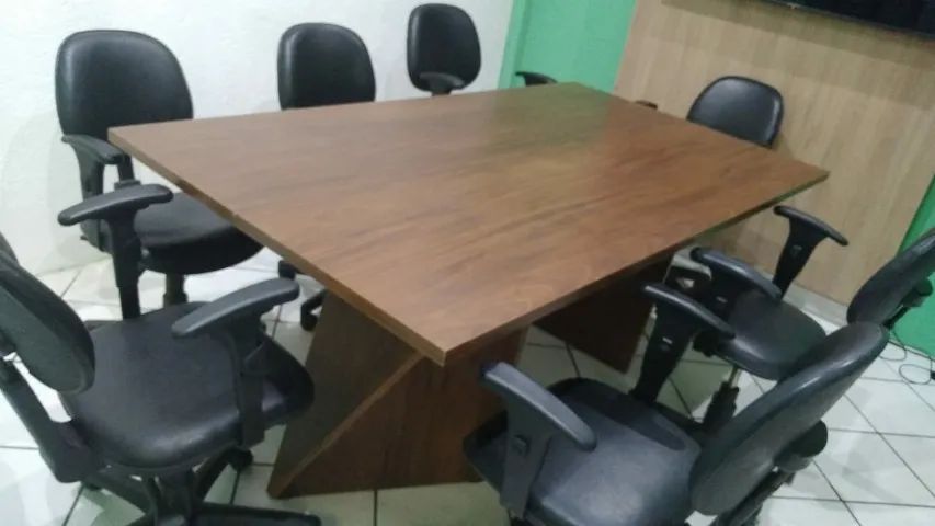 Mesa com 6 Cadeira Executiva Back System Lisa com Braços reguláveis Cor Preta
