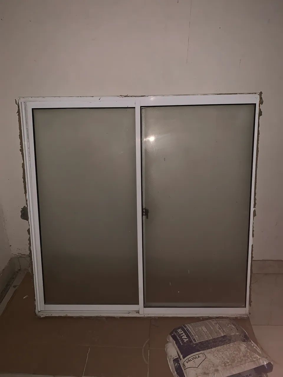 Janela de alumínio, com plotagem 
