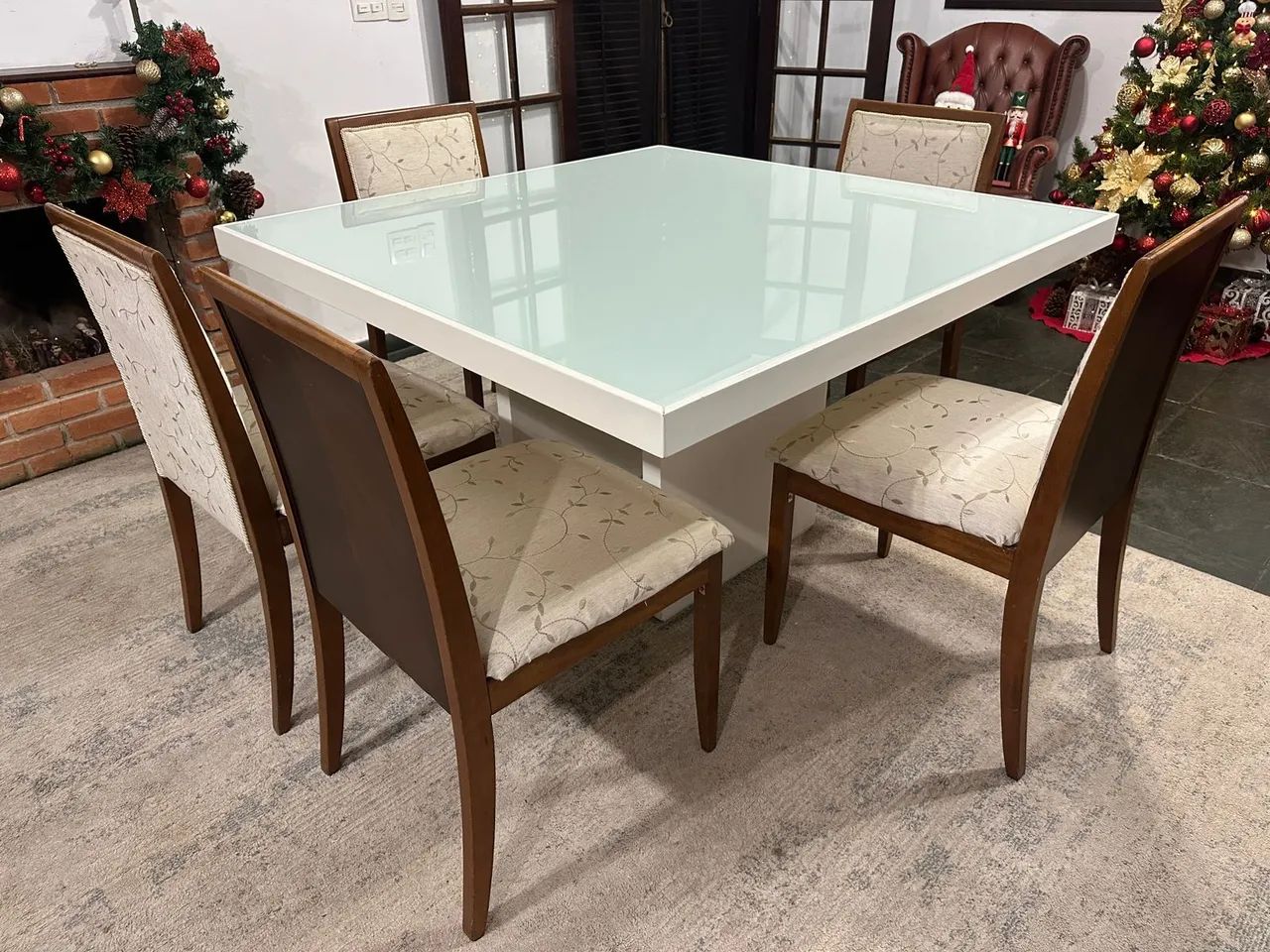Mesa de Jantar Branca Quadrada de Madeira e 5 cadeiras que posso vender separadamente