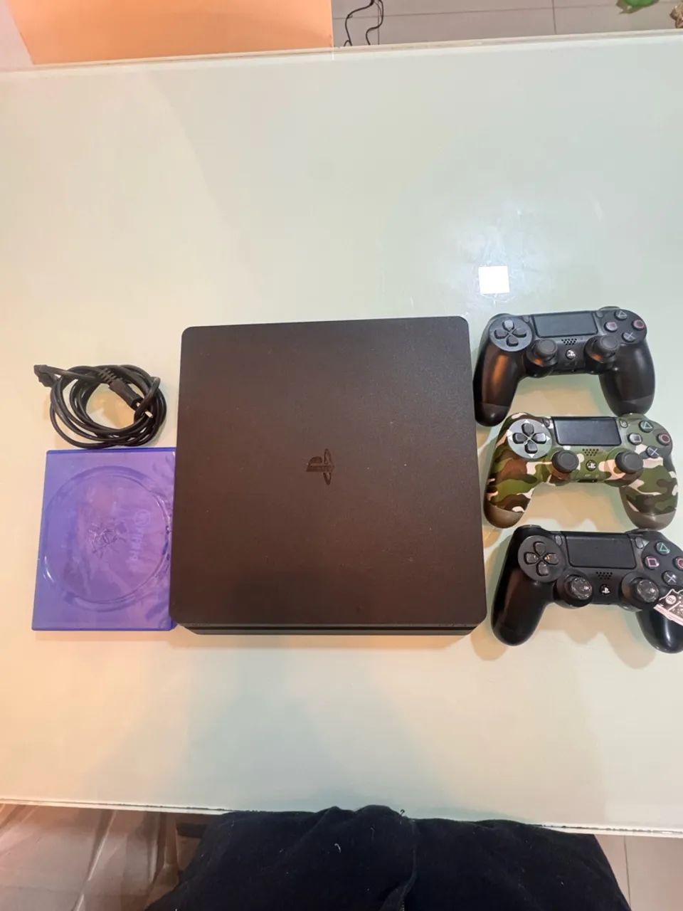 PS4 usado com 3 controles 