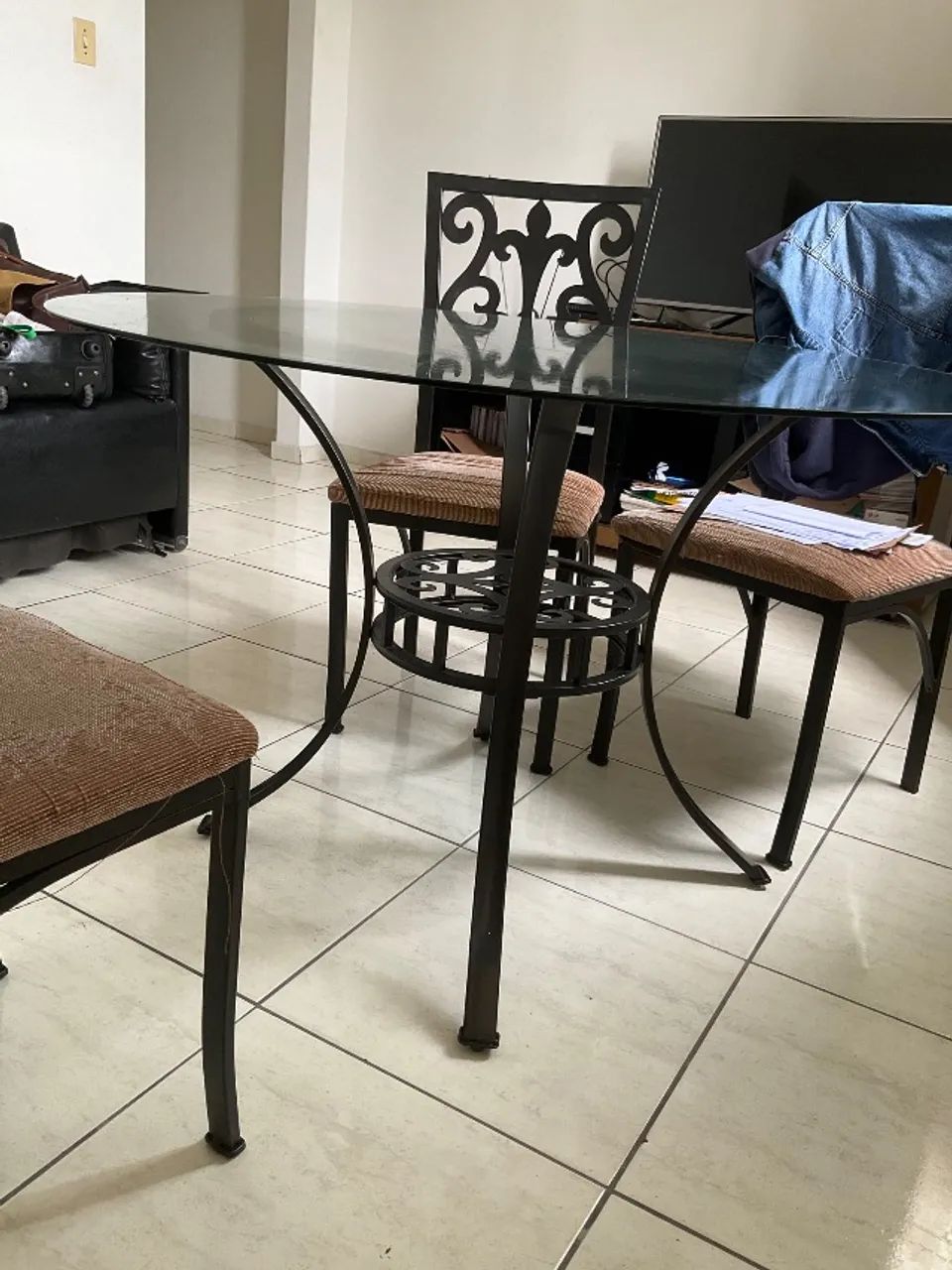 Mesa de jantar redonda + 4 cadeiras - Foto 2