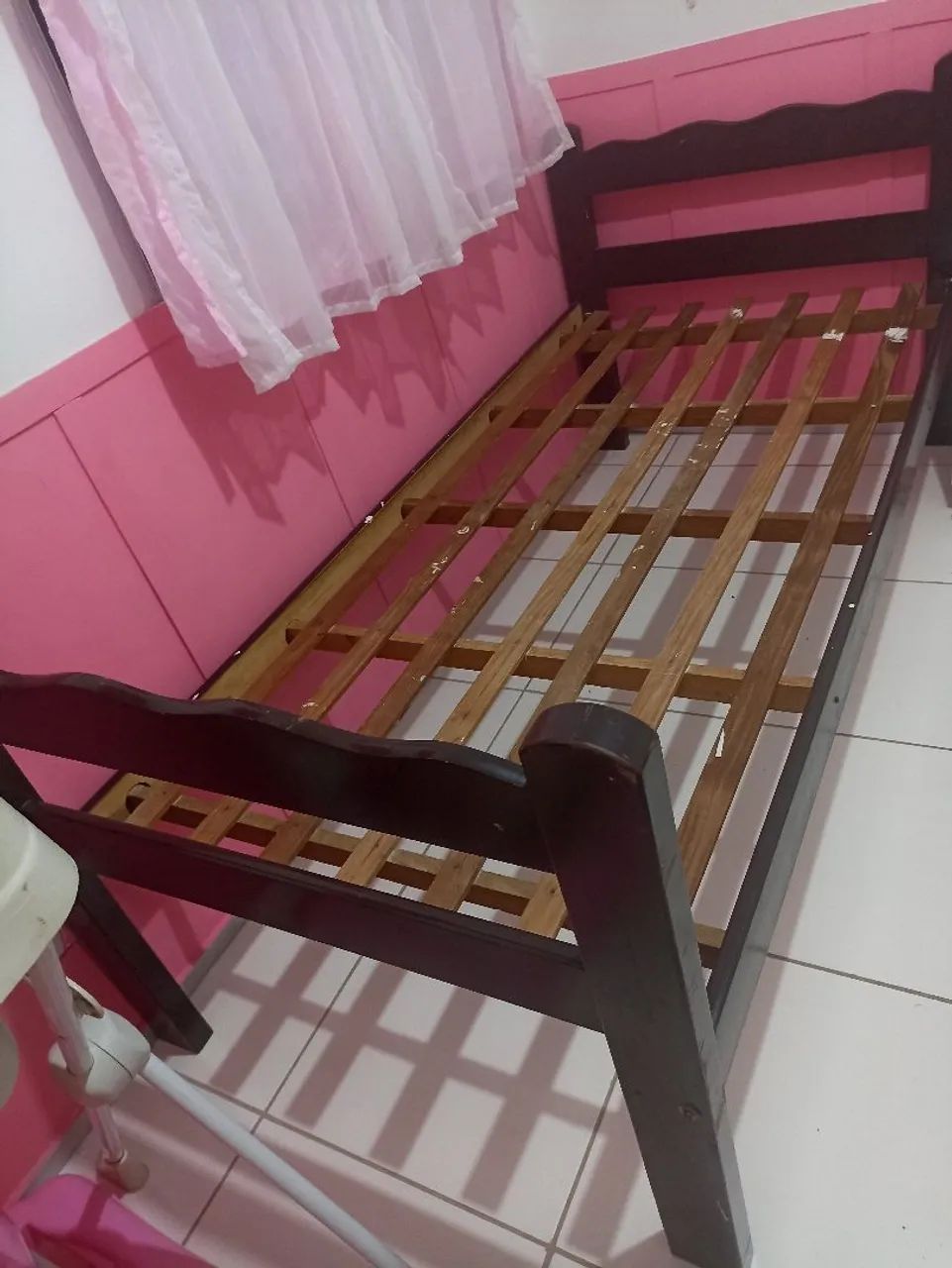 Cama solteiro de madeira 