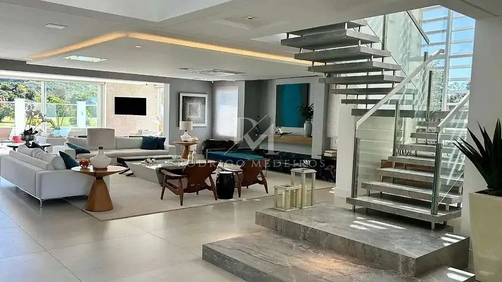 Casa em condomínio com 5 suítes em Jurerê Internacional