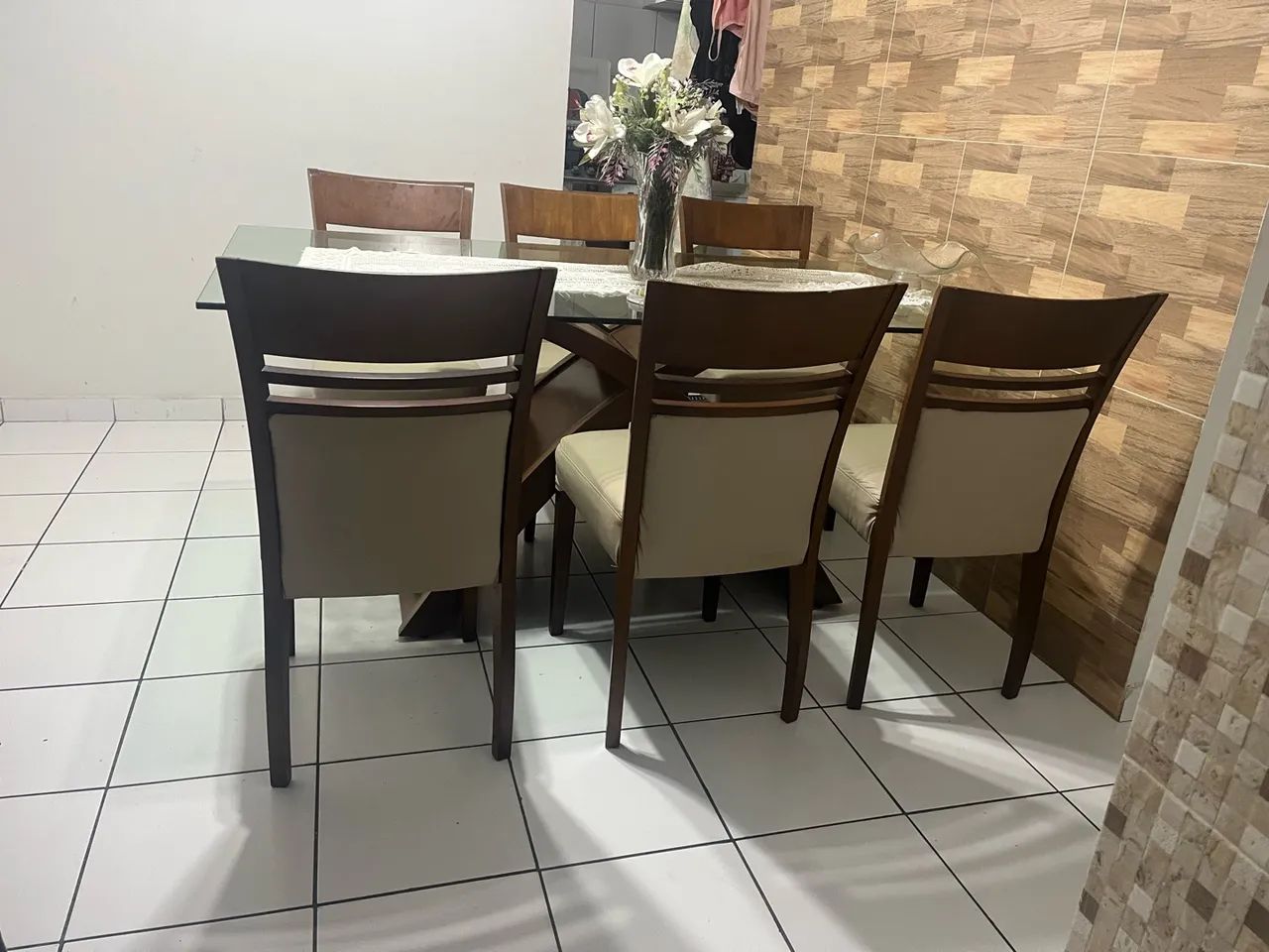 Mesa de 6 cadeiras em perfeito estado ,madeira 