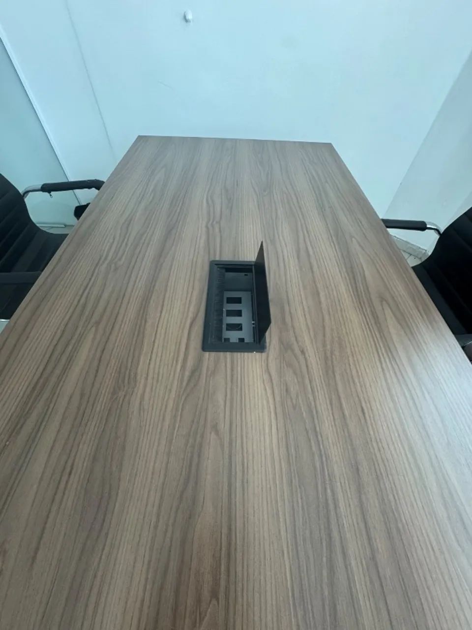Mesa de Reunião Diretoria Retangular Amadeirada com Caixa de Tomada (4 a 6 Lugares) - Foto 4