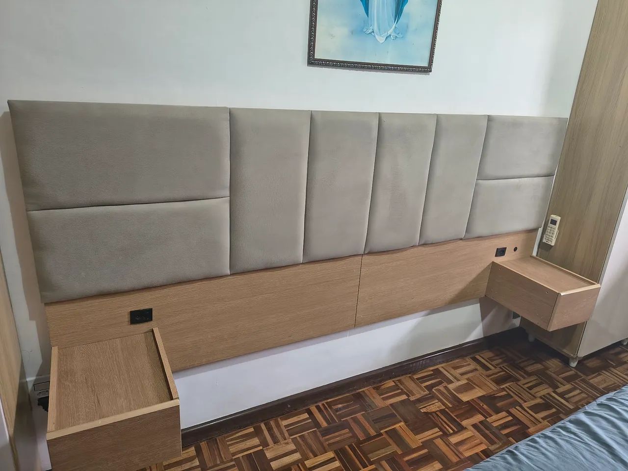 Cabeceira para cama Queen/Casal, acolchoado e possui dois gaveteiros em MDF