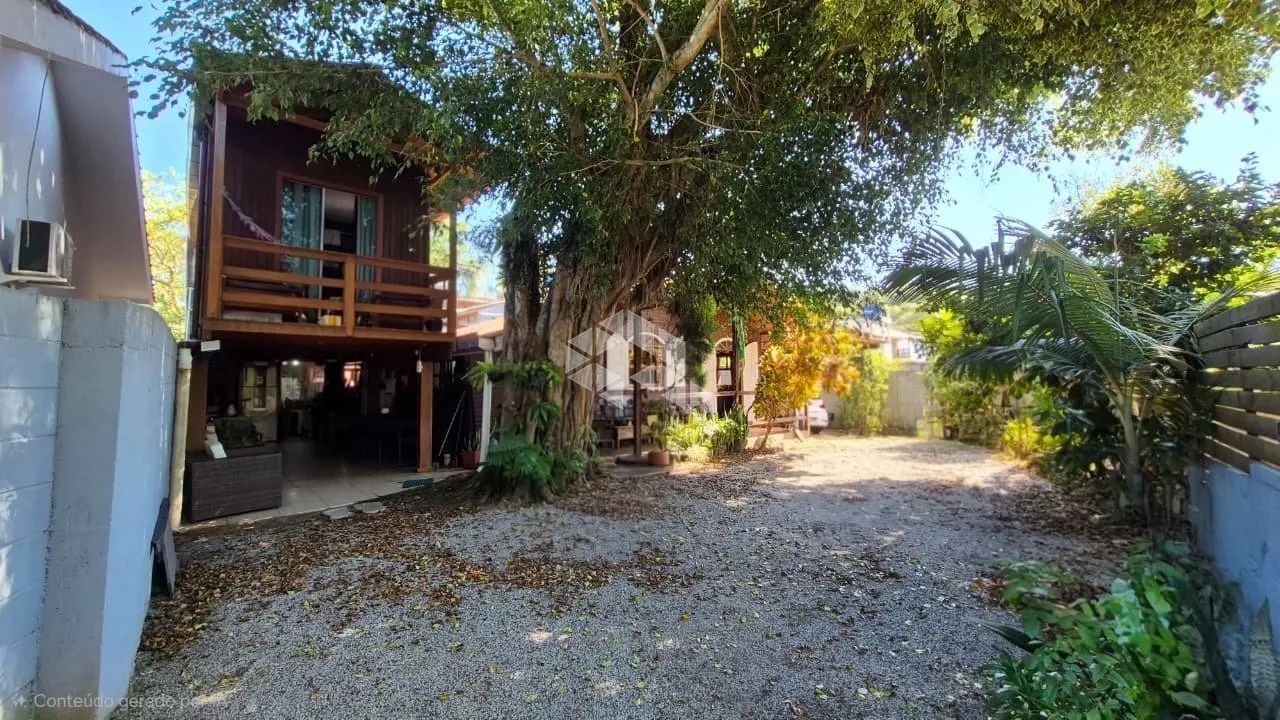 Casa 4 dormitórios com amplo pátio e um apartamento s na Barra da Lagoa - Foto 4