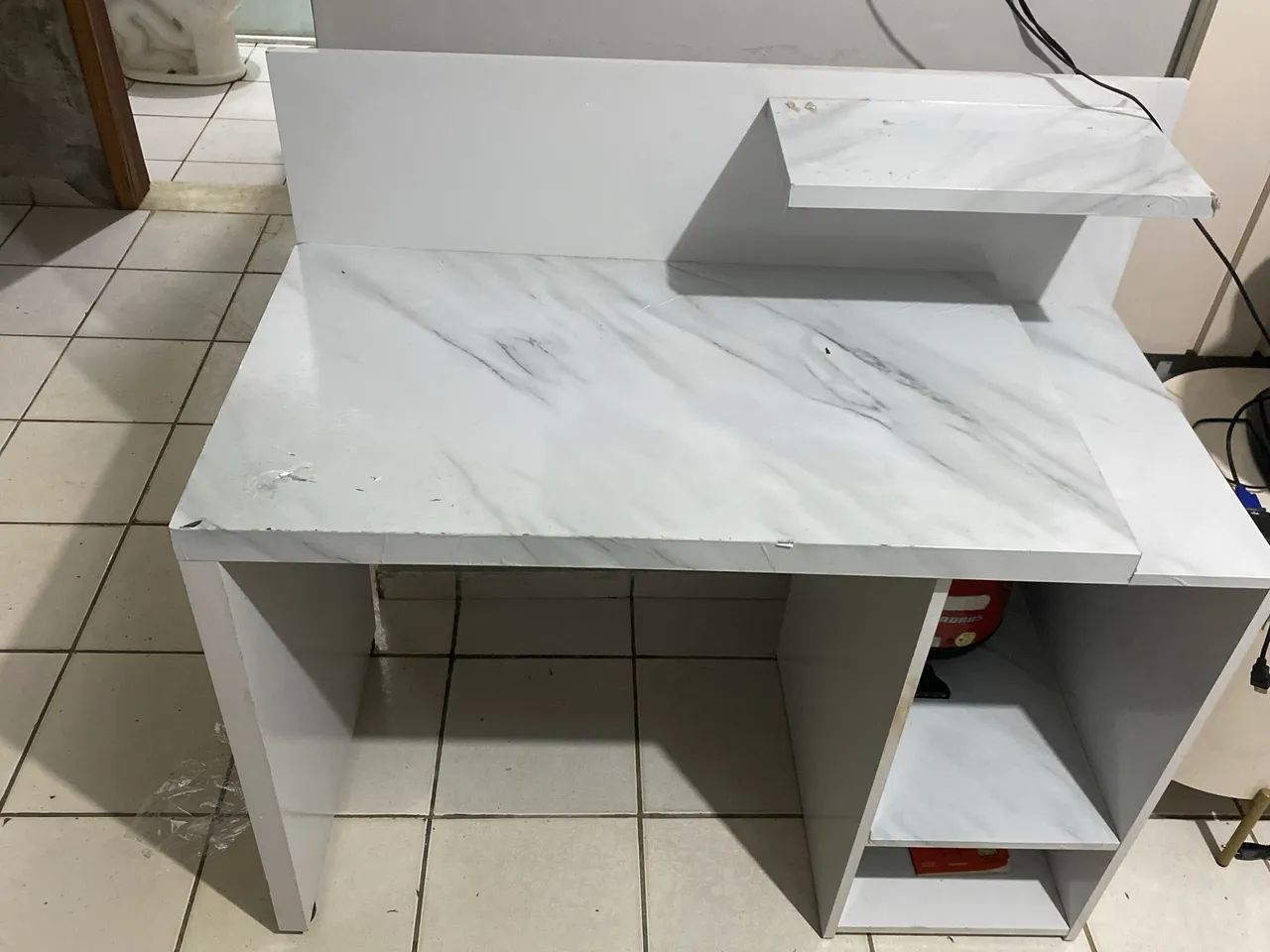 Mesa para trabalho, computador ou notebook.