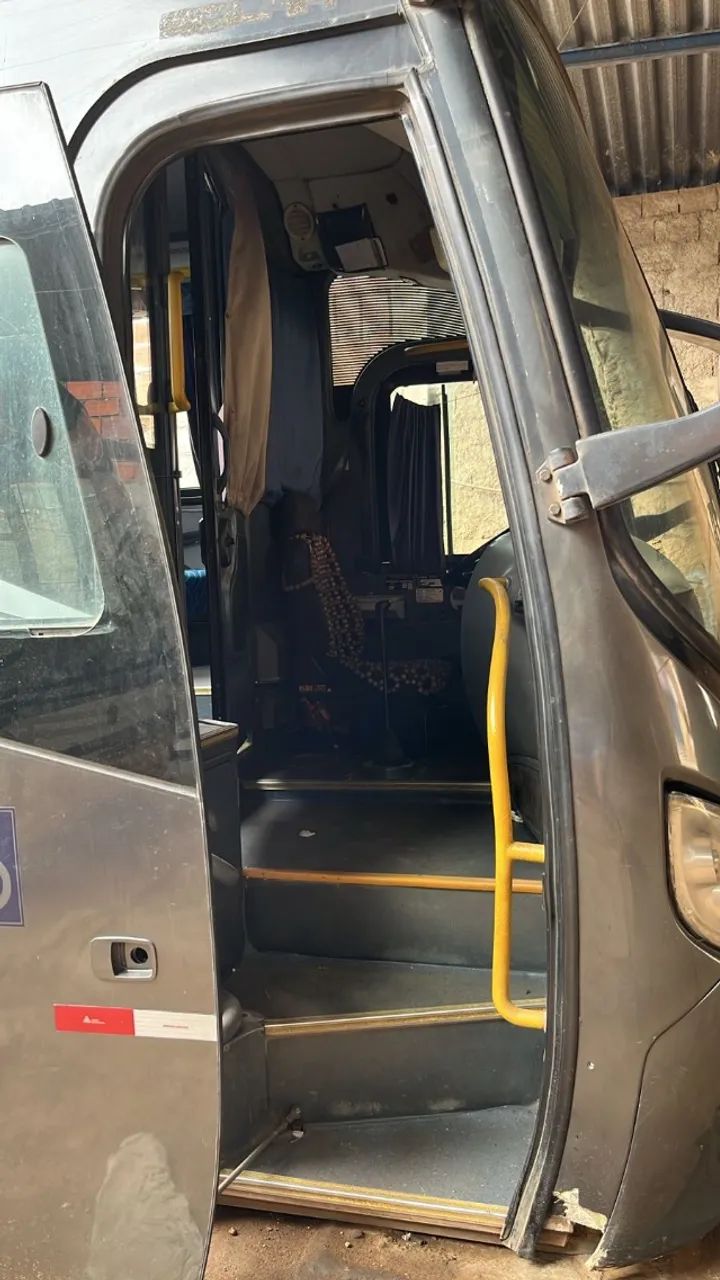 ônibus 46 lugares - modelo 2015/ excelente custo beneficio com conforto/ ponto para rodar - Foto 2