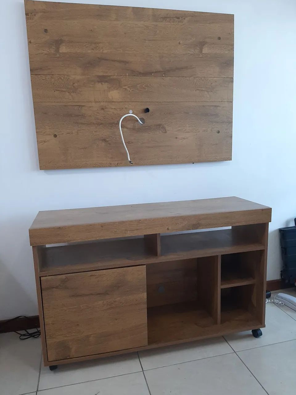Rack com painel suspenso para TV 
