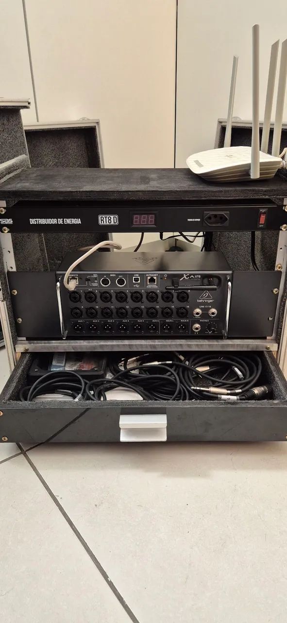 Mixer Digitall Behringer XR18 com Case, Régua de energia e Roteador. - Foto 2