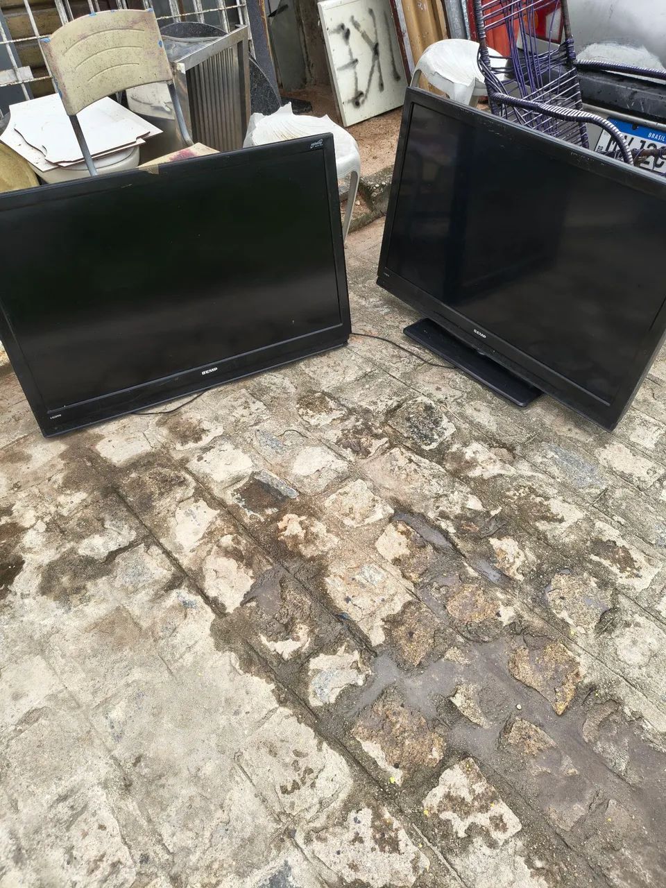 Duas tvs lcd Semp 42 polegadas para aproveitar peças  - Foto 2