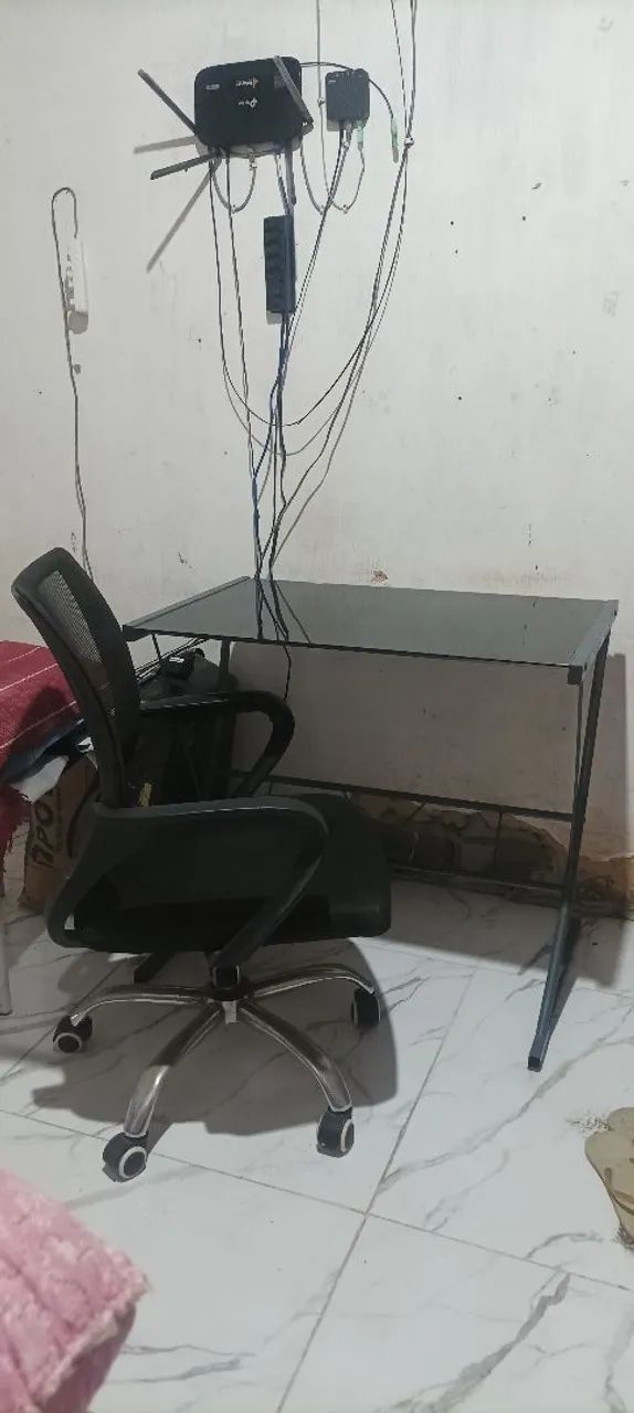 Vende-se escrivaninha de vidro e cadeira  - Foto 3