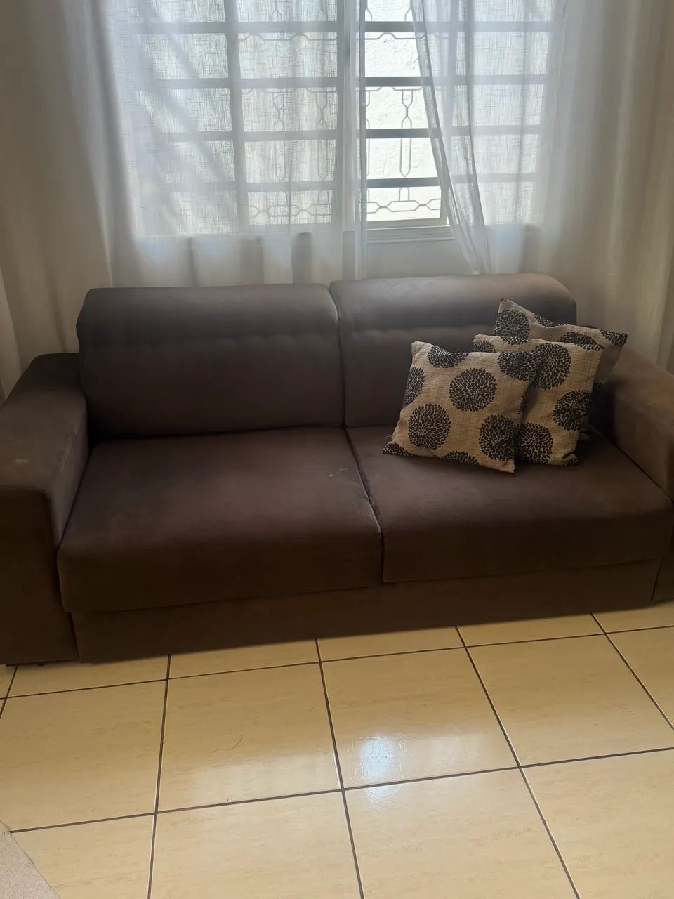 Sofá três lugares 