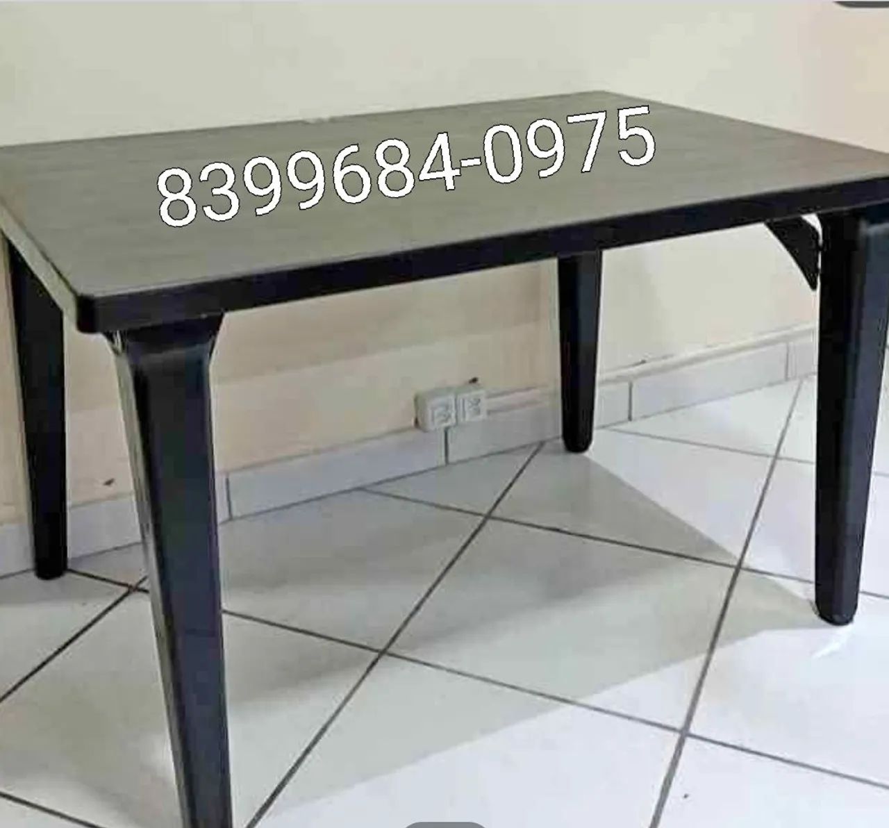 Mesa plastica desmontavel pra 6 cadeiras obs. Só a mesa. - Foto 3