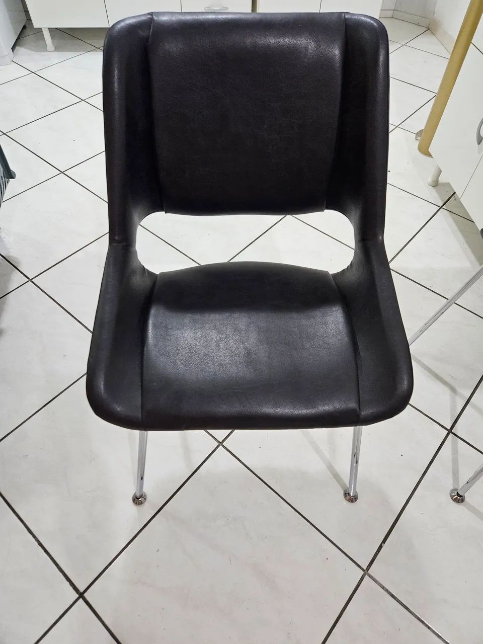 Cadeiras em couro preto e pés de alumínio 6pcs - Foto 3