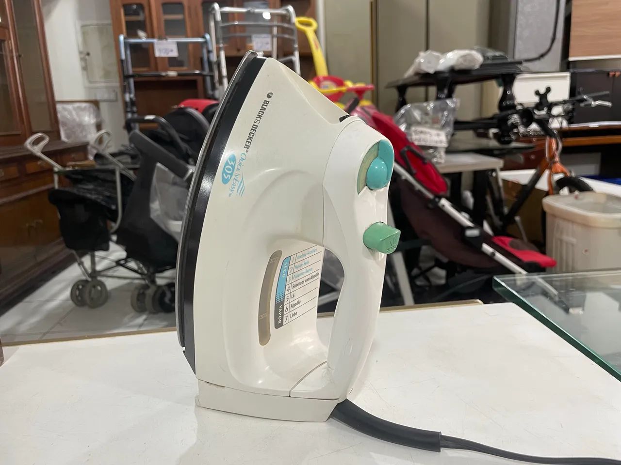 Ferro de Passar a Seco e Vapor Black e Decker 305 - Foto 2