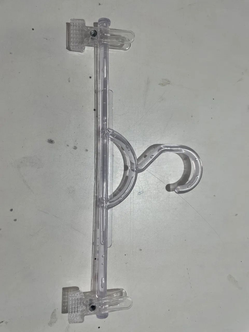 Cabides acrílico transparente, plástico preto, metal, presilha. - Foto 2