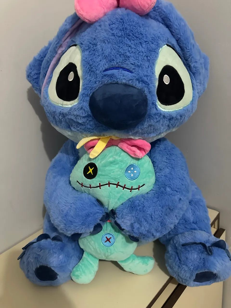 Stitch azul segurando a chepa 